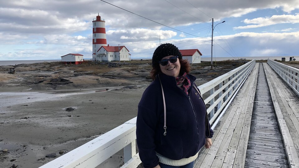 Sophie Caillerez devant un phare