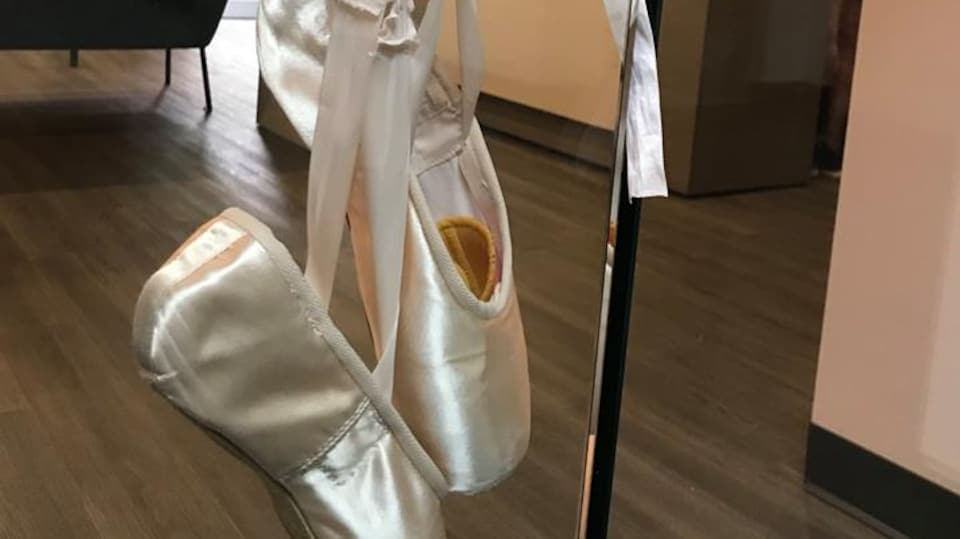 Des souliers de ballet suspendus