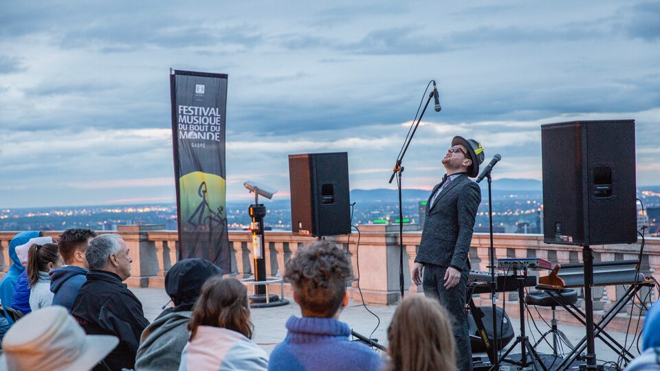 Yann Perreau au lever du soleil sur le Mont-Royal pour le Festival Musique du Bout du Monde