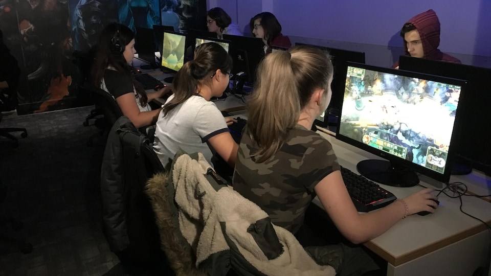 Des jeunes devant leur ordinateur en train de jouer à un jeu vidéo.
