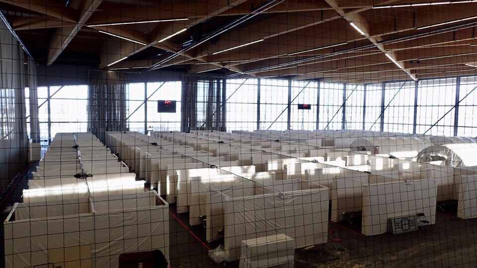 Les cubicules servant de chambres individuelles dans la zone-dortoir du stade, disposés en rangées.