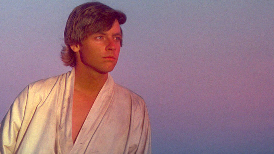 Luke Skywalker (Mark Hamill) dans la lueur d'un soleil mauve 