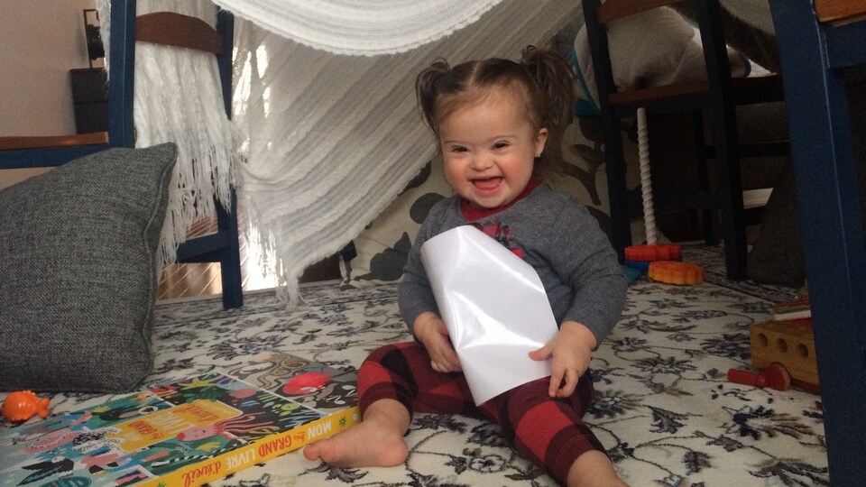 Stella sous une tente confectionné avec une couverture et des chaises