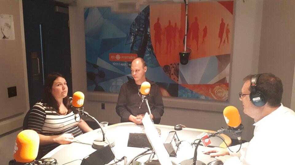 Stéphanie Hamelin, une Sherbrookoise s'entraîne présentement pour participer à une compétition d'escrime pour non-voyants qui aura lieu en France cet hiver. Elle en discute avec Réjean Blais.