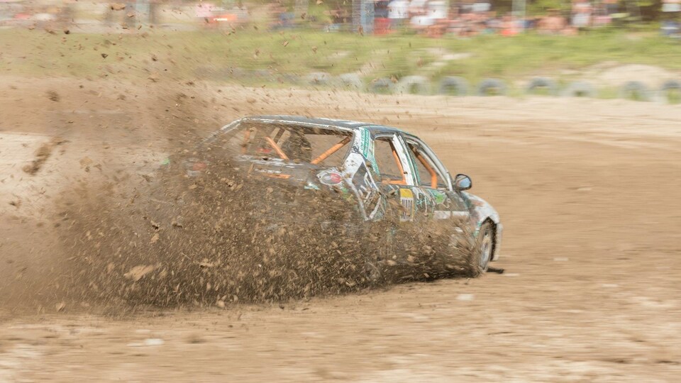Voiture qui dérape dans une course de stock-car