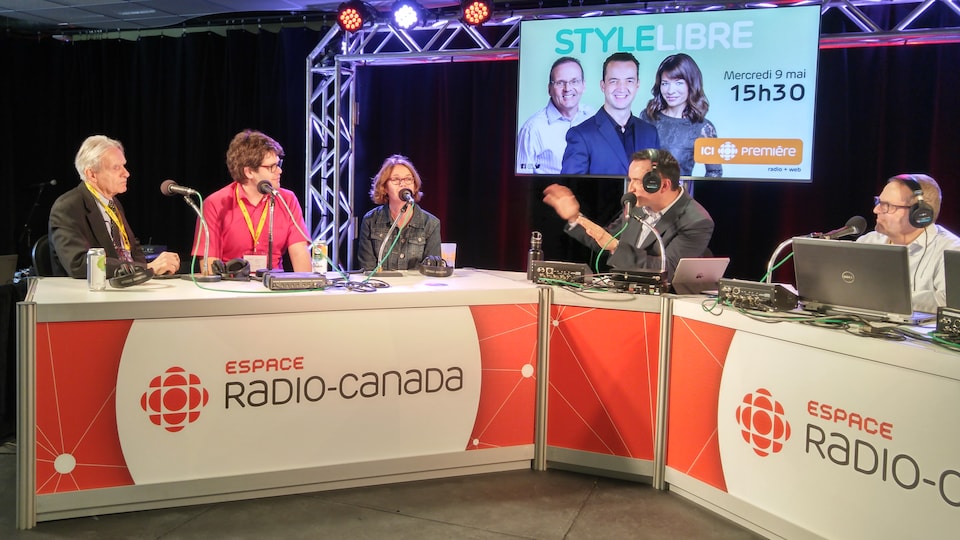 Gérard Bouchard, Simon Girard et Hélène Vézina assis dans le studio de l'espace Radio-Canada 
à l'UQAC avec Frédéric Tremblay et Michel Gaudreault de Style libre.