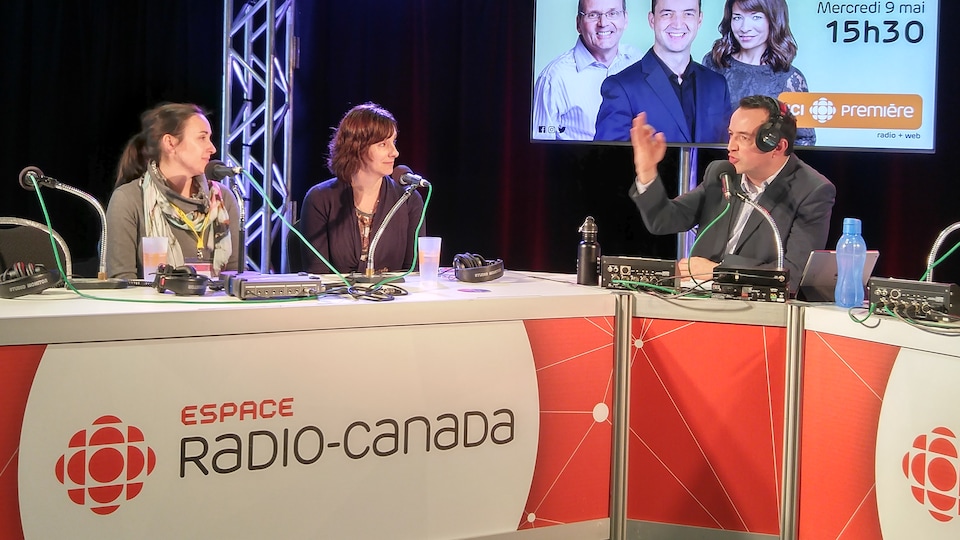 Jacinthe Dion, Annie Aimé et Frédéric Tremblay sont assis dans le studio de l'espace Radio-Canada à l'UQAC.