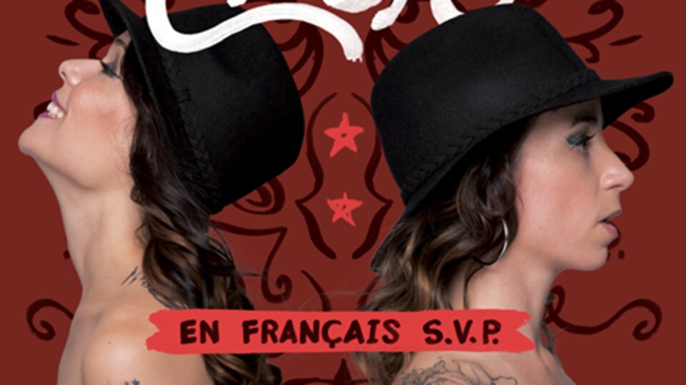 Les deux musiciennes dos à dos portant un chapeau
