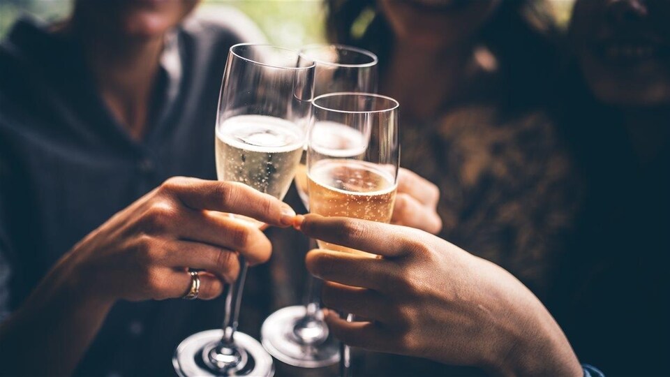 Des amis trinquent avec du champagne.