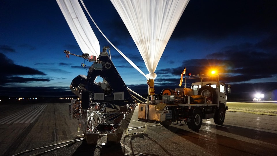 Le télescope est encore au sol alors que le ballon stratosphérique se gonfle en arrière-plan