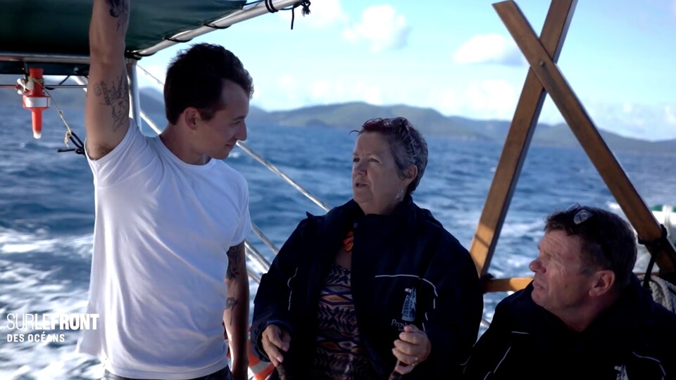 Deux hommes et une femme sur un bateau.