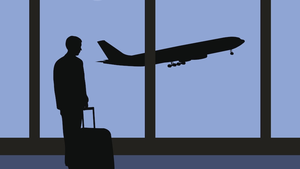 Un homme regarde un avion décollé.