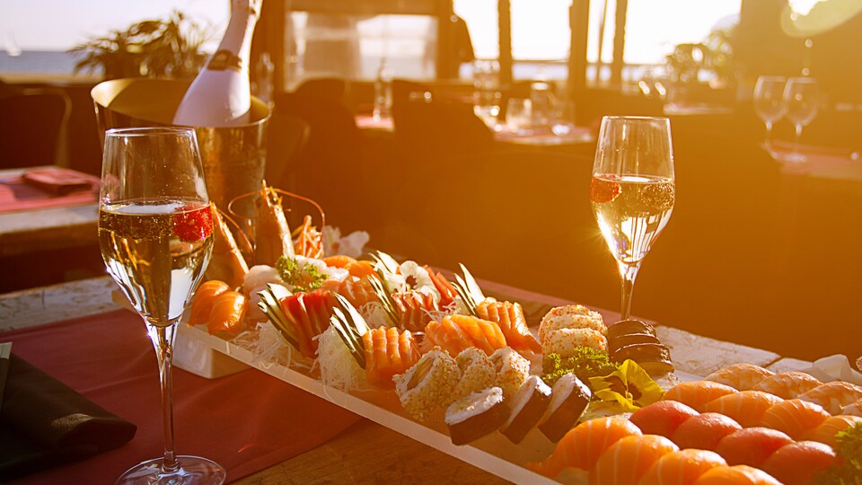 Deux verres de vin accompagnent les sushis.