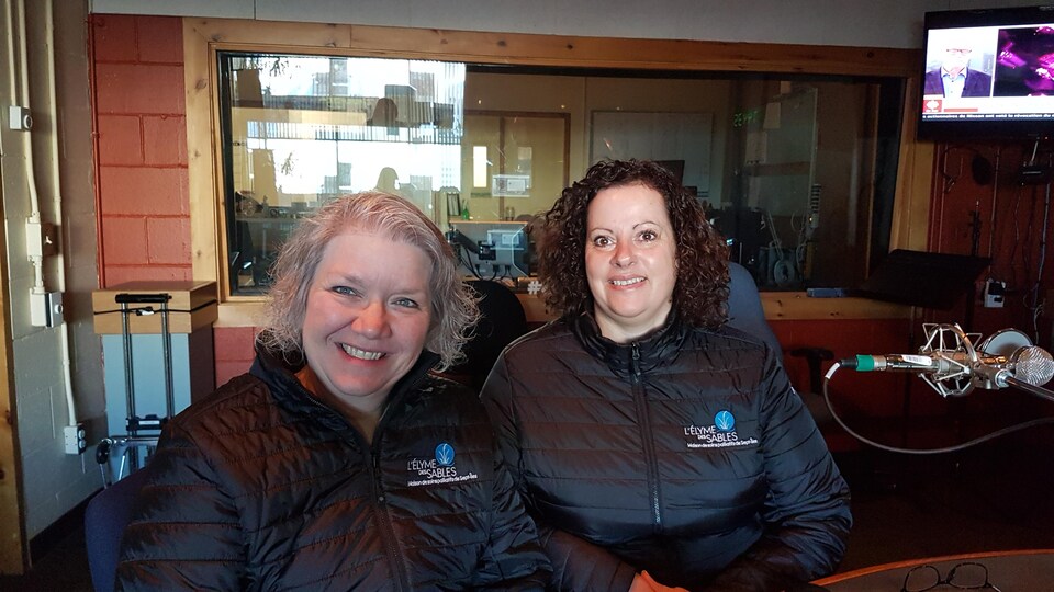 Suzanne Cassista, directrice de la Maison de soins palliatifs l'Élyme des sables à Sept-Îles, Brigitte Litalien, directrice des soins, en studio à Radio-Canada Côte-Nord.