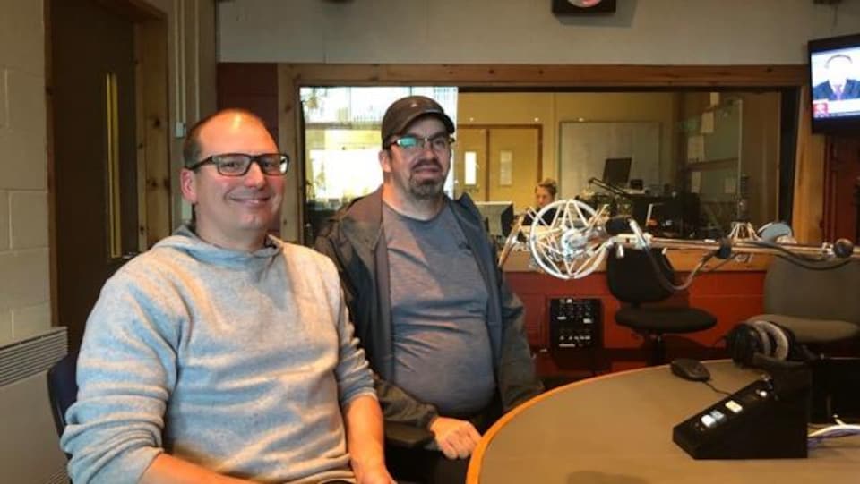 Les passionnés de pools de hockey Claude Lauzier et Sylvain Turcotte