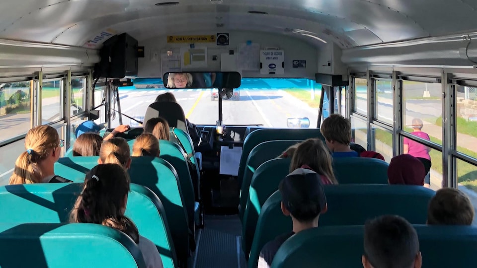 Des élèves à bord d'un autobus scolaire.