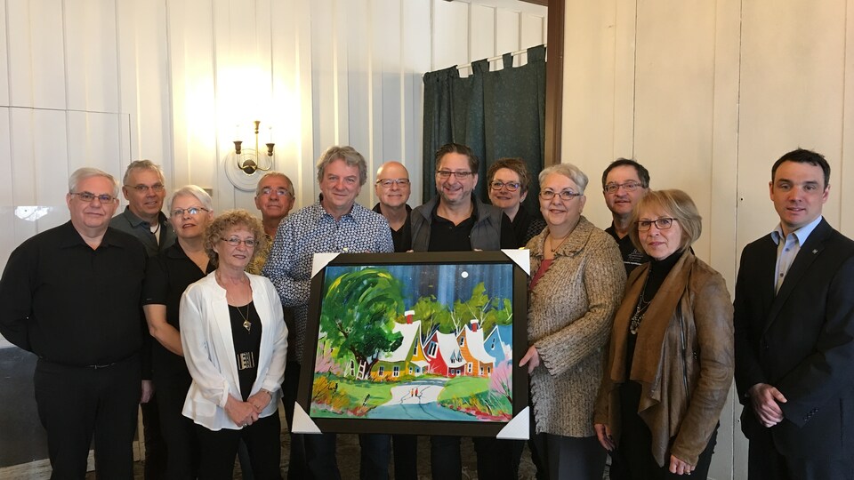 Le comité organisateur et le président d'honneur Serge Nadeau du Symposium de peinture de Baie-Comeau