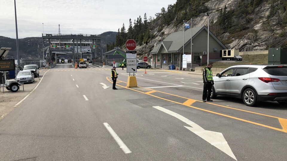 Un policier questionne un automobiliste.