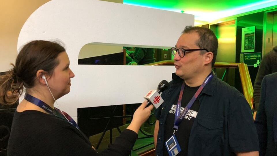 Une journaliste tend un micro vers un homme lors d’un congrès