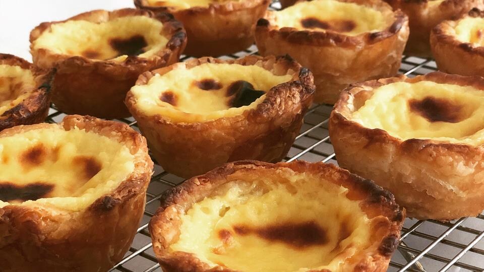 Des tartelettes sur une grille.
