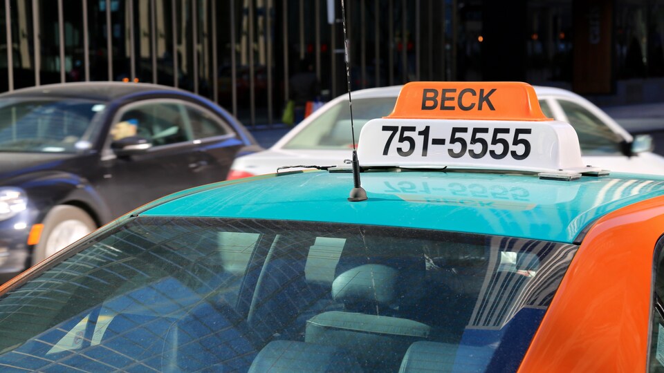 Le haut d'un taxi turquoise et orange de la compagnie Beck à Toronto