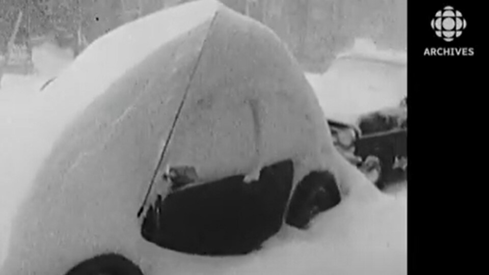 Une voiture ensevelie sous a neige lors de la tempête du 3 au 5 mars 1971