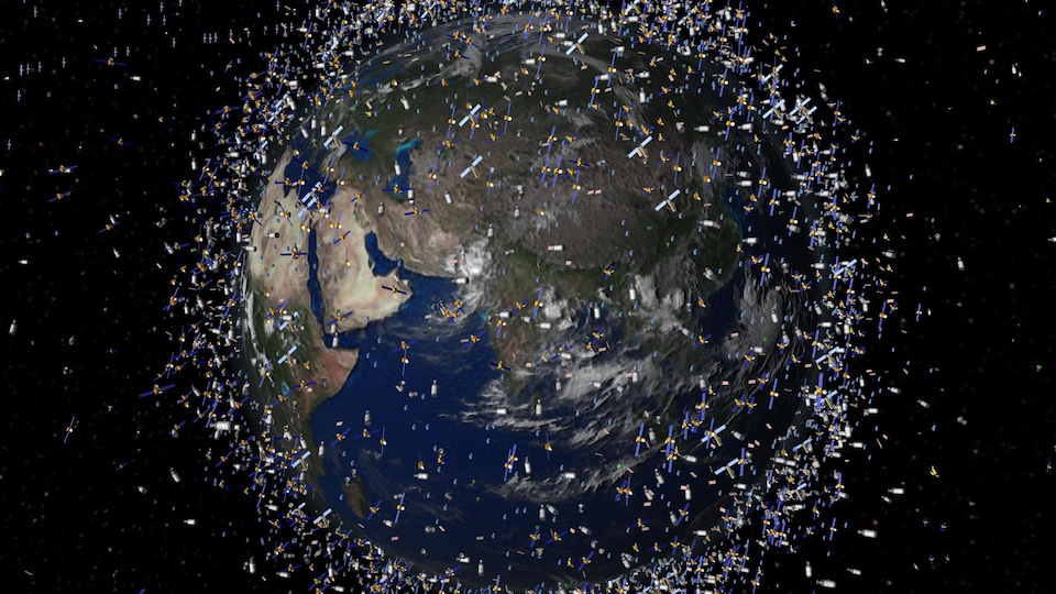 Représentation par ordinateur des débris dans l'orbite terrestre, réalisée par l'Agence spatiale européenne.