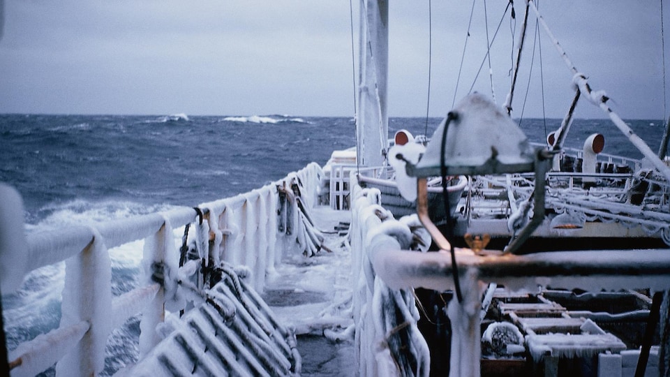 Structure d'un bateau avec de la glace.
