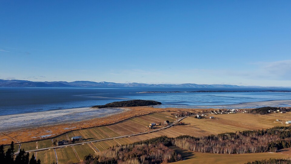 Des terres agricoles en bordure du fleuve Saint-Laurent.