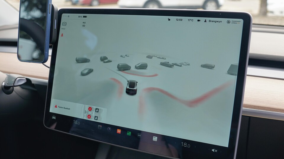 L'écran de bord d'une Tesla Model Y à Medicine Hat le 18 mai 2022.