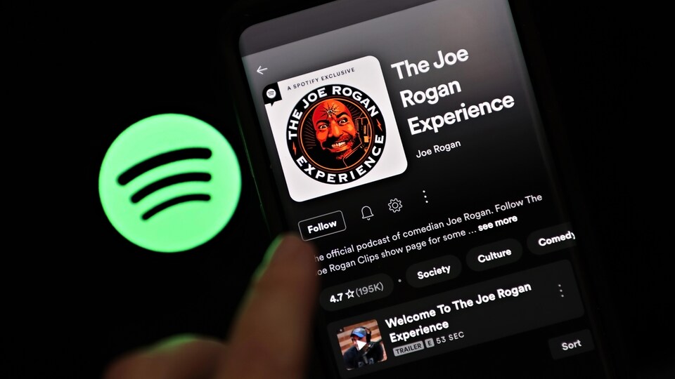 Illustration montrant le balado «The Joe Rogan Experience» sur l'application mobile de Spotify. 