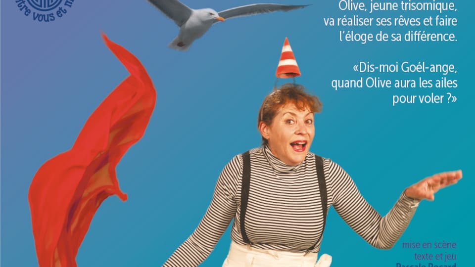 Une affiche de théâtre. Une femme porte un petit cône de construction comme chapeau et tient un foulard rouge.