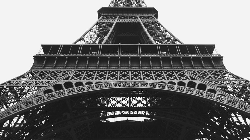 Tour eiffel vue d'en bas, en noir et blanc.
