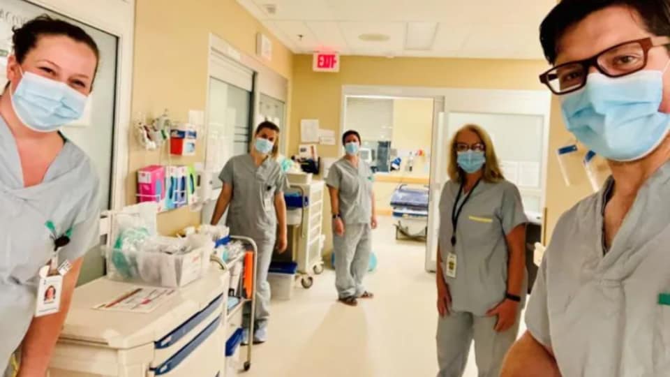 Cinq membres du personnel de santé d'un hôpital de Swift Current regardent la caméra. (archives)