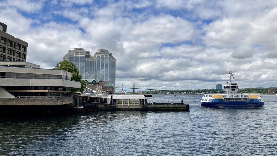 Vue sur le havre d'Halifax avec le traversier.