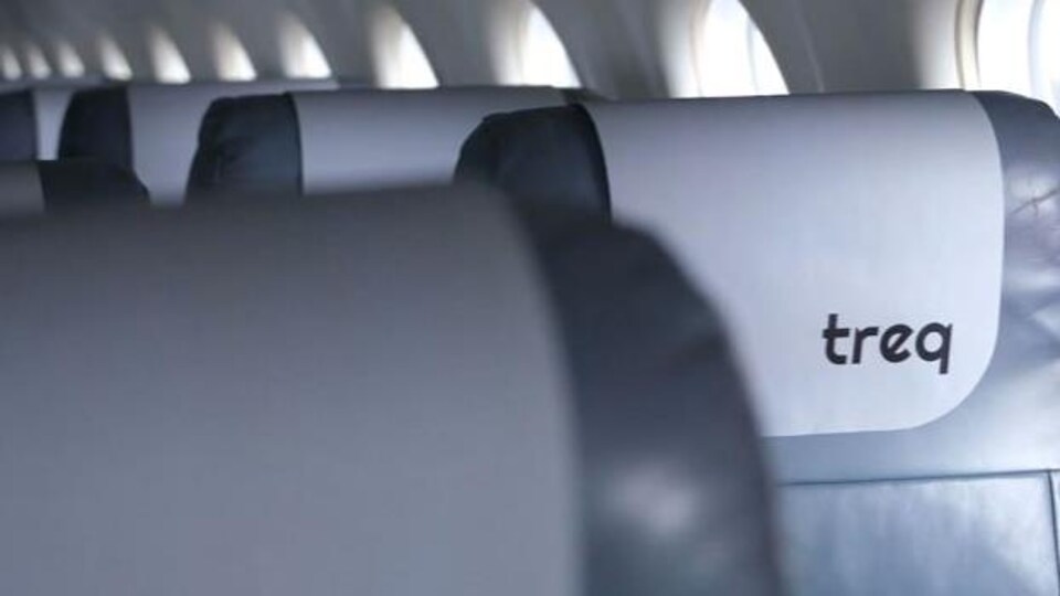 Des sièges d'avion avec le nom treq sur l'appuie-tête.