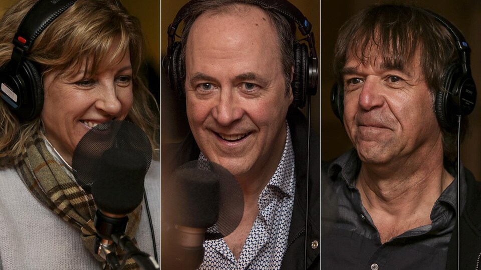 Ils sourient au micro.