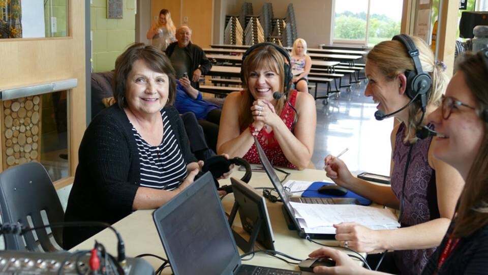 Diane et Trisha Dubé discutent des activités de la communauté de Saint-Georges au Manitoba