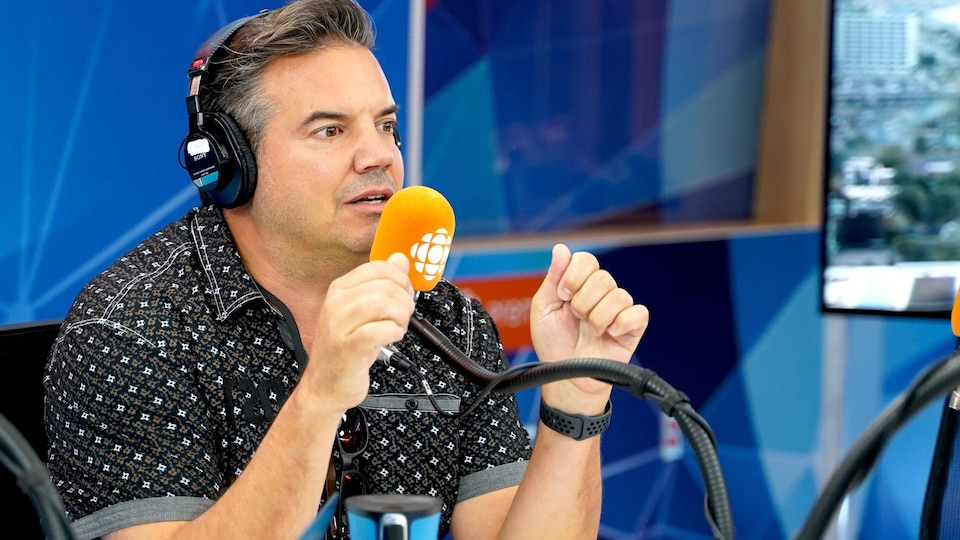 Charles Lafortune, au micro de Patrick Masbourian.