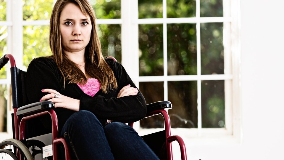 Une femme en chaise roulante.