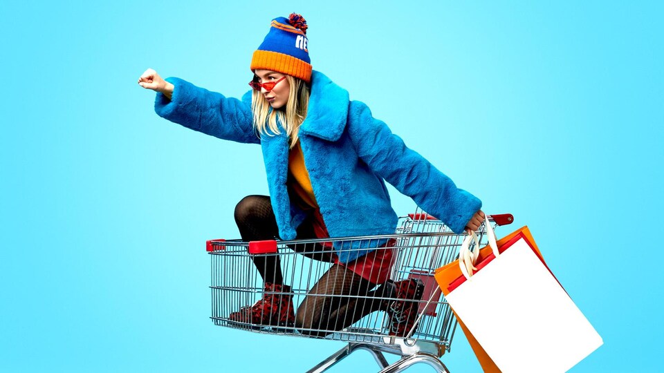 Une femme dans un panier d'épicerie veut conquérir le monde.