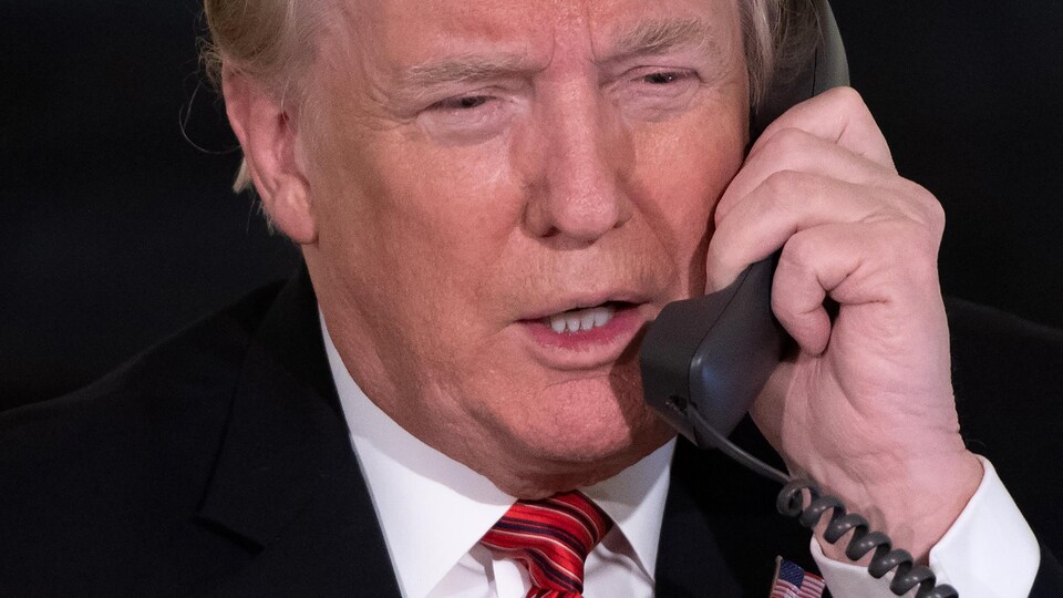 Trump qui parle au téléphone. 