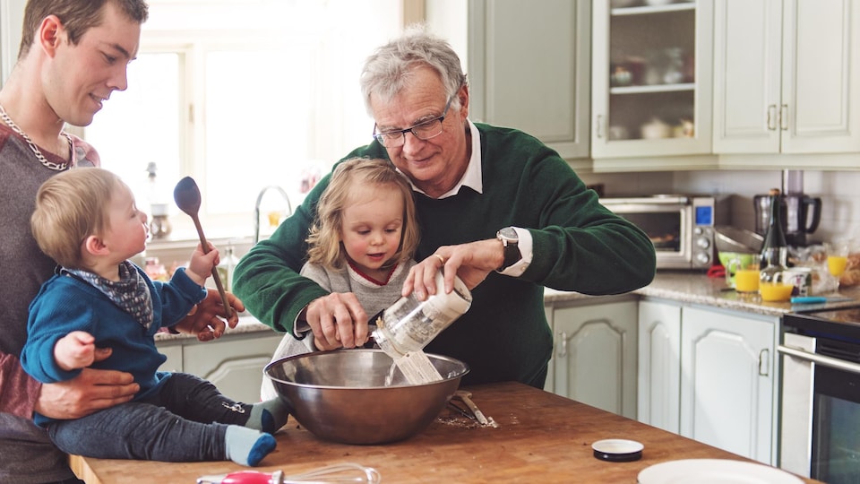 Une famille qui cuisine