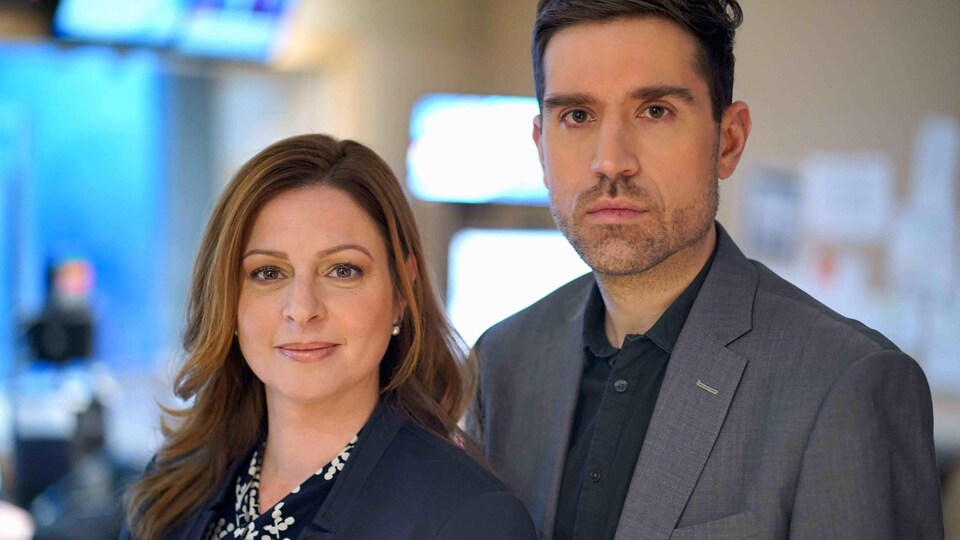 Les journalistes Marie-Maude Denis et Gaétan Pouliot, dans le studio de <i>Tout un matin</i>