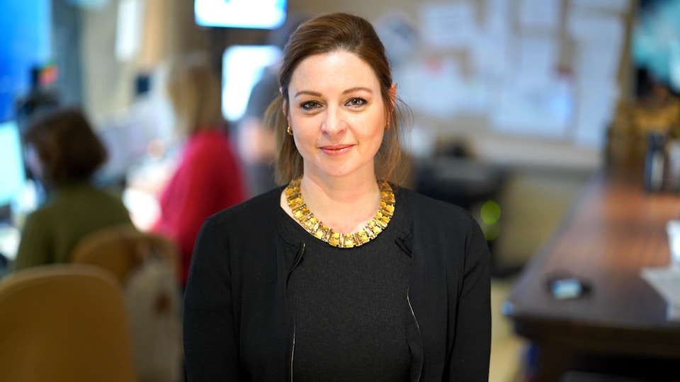 La journaliste Marie-Maude Denis, dans le studio de <i>Tout un matin</i>.