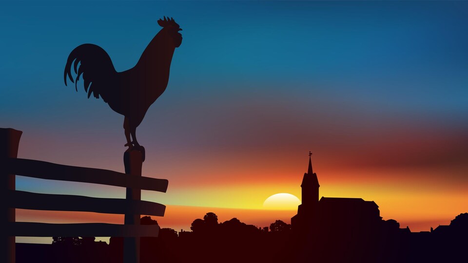 Paysage de campagne au lever du jour avec, au premier plan un coq perché sur une barrière et à l’horizon un village traditionnel de France.