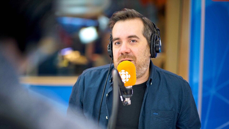 Jean-Sébastien Girard parle au micro.