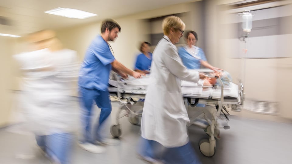 Des travailleurs de la santé à l'oeuvre dans un centre hospitalier.