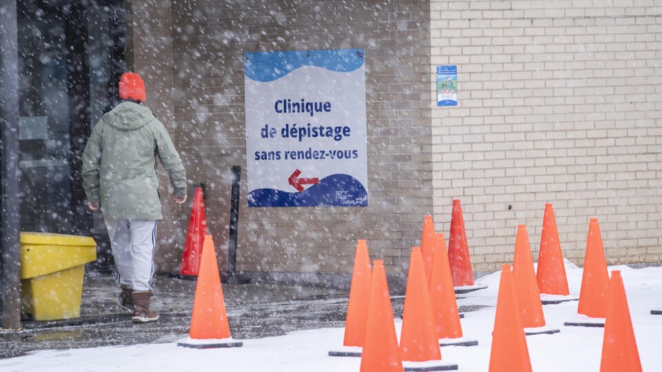 Un panneau indiquant la direction d'une clinique de dépistage de la COVID-19.