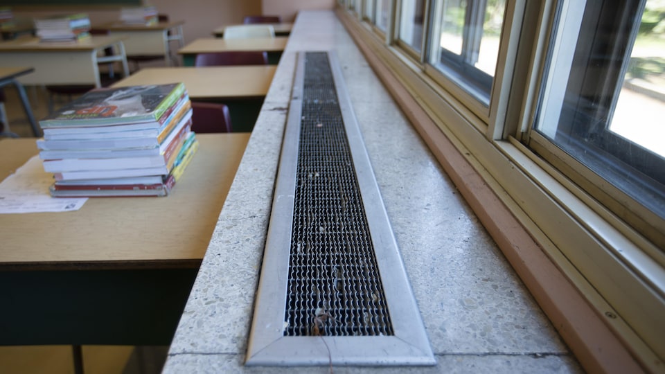 Une bouche de ventilation, devant des fenêtres, à l'école secondaire Marguerite-De Lajemmerais, à Montréal.
